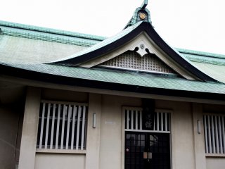 The roof design and color is similar to the ones in Hokoku Shrine