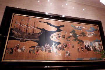 <p>Overview of the ceramic art mural, &#39;Namban Screen&#39; displayed on the wall in the Westin Osaka&#39;s lobby</p>