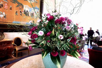 Лобби отеля украшают красивые цветы