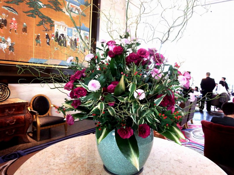 Лобби отеля украшают красивые цветы