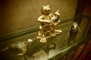 Золотые статуэтки лягушки и...морских котиков?