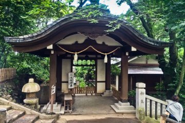 <p>An impressive Shinto-style gate with a private garden beyond</p>