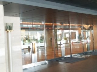 (1) This is the fifth floor entrance of the Swissotel. Let&#39;s go to Yamada Denki via the Namba Parks shopping complex. Turn left &nbsp;here