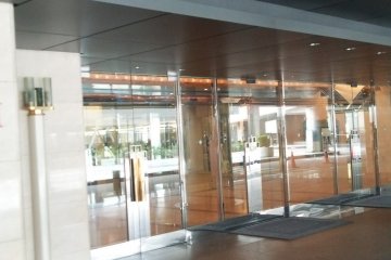 <p>(1) This is the fifth floor entrance of the Swissotel. Let&#39;s go to Yamada Denki via the Namba Parks shopping complex. Turn left &nbsp;here</p>