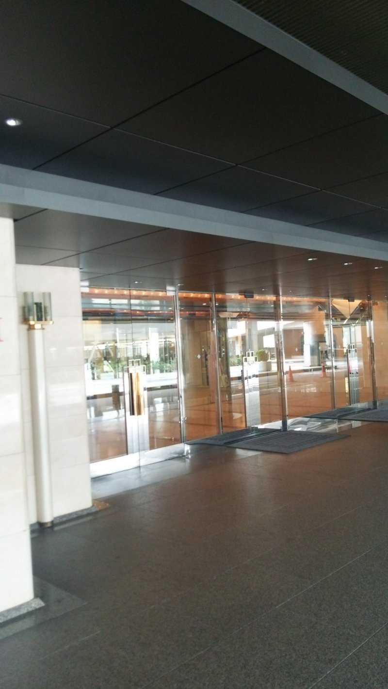 <p>(1) This is the fifth floor entrance of the Swissotel. Let&#39;s go to Yamada Denki via the Namba Parks shopping complex. Turn left &nbsp;here</p>