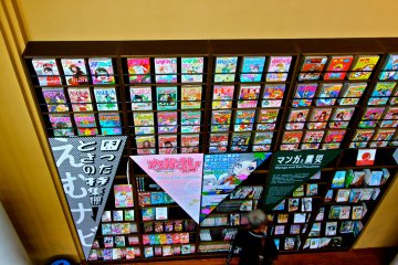 <p>กำแพงของหนังสือการ์ตูน (Wall of Manga) เป็นเหมือนการประดับตกแต่งในพิพิธภัณฑ์ไปแล้ว</p>