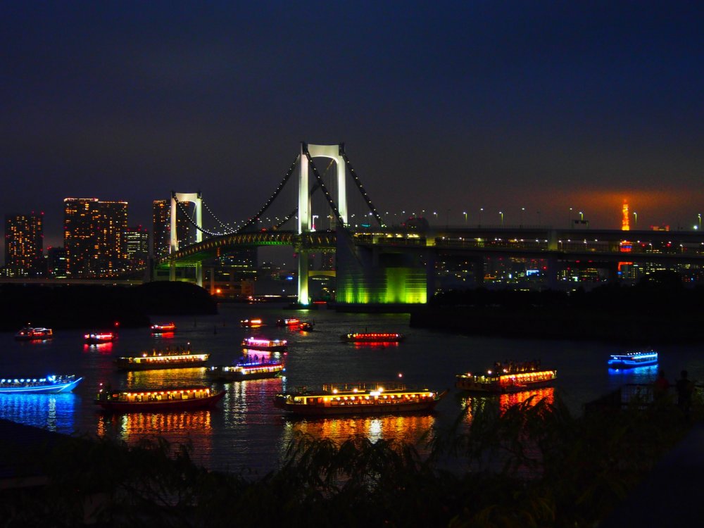 جسر قوس قزح الذي يربط اودايبا ببقية طوكيو وهو أكثر الاشياء أبداعاً في الخليج بإضاءته ليلاً ، وهو للسيارات والقطارات والمشاه .&nbsp;