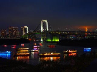 جسر قوس قزح الذي يربط اودايبا ببقية طوكيو وهو أكثر الاشياء أبداعاً في الخليج بإضاءته ليلاً ، وهو للسيارات والقطارات والمشاه .&nbsp;