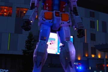 The giant robot statue outside the DiverCity Plaza is based on the classic cult series called Gundam. At 18 meters tall, the Gundam statue was constructed to scale with the original robots from the series.