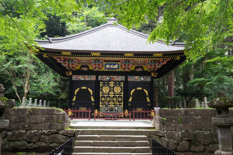 The Zennoden is one of three decorated mausoleums in the back of the Zuihoden complex