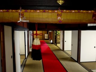 Hành lang rộng trải thảm đỏ giữa hai dãy phòng trọ