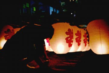 Акита: На фестивале Канто в Аките вы можете увидеть огромное количество фонариков под названием Канто, которые развешены на высоком шесте
