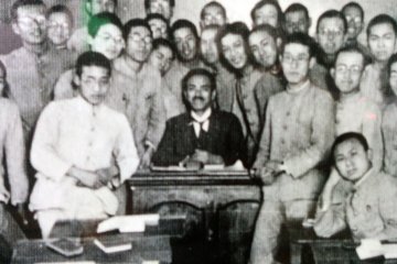 <p>A picture of Doi&nbsp;Bansui&nbsp;with some of his students</p>