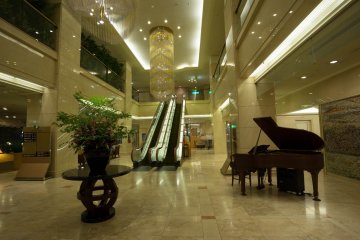 <p>Spacious and luxurious hotel lobby</p>