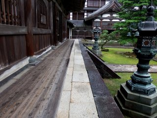 Mái hiên dài phía bên ngoài Butsuden ( Sảnh Phật ) và những chiếc đèn được làm bằng đồng.