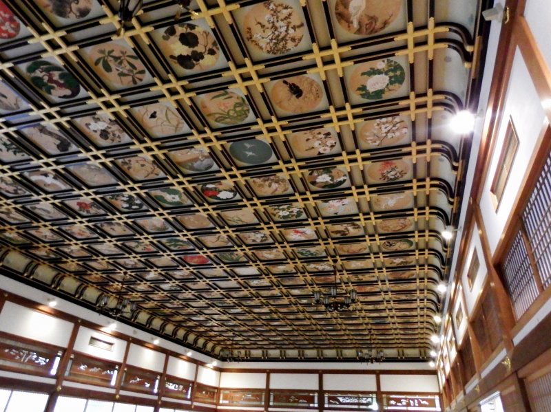 1930년 산쇼카쿠가 건립된 이후 일본 화가들의 천장에 230점의 그림이 걸려 있다