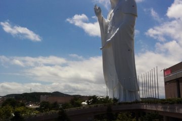 Огромная статуя Сэндай Дайканнон
