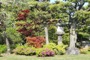 องค์ประกอบสำคัญของสวนญี่ปุ่นอีกสิ่งหนึ่ง ถ้าไม่มีโคมไฟหิน ก็คงจะไม่ใช่สวนญี่ปุ่น
