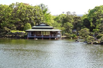 <p>เรือนน้ำชา (tea house) หรืออาคารในสวน ก็เป็นองค์ประกอบสำคัญของสวนญี่ปุ่นเช่นกัน</p>