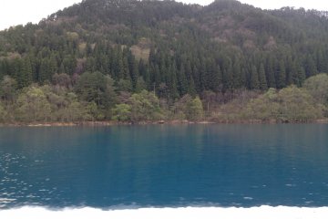 ทะเลสาบแห่งนี้รายล้อมไปด้วยภูเขา ที่ส่วนใหญ่คุณสามารถเดินขึ้นไปชมได้