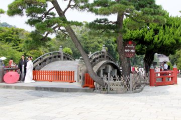 <p>I suppose this bridge near Hachimangu&nbsp;Shrine is famous for being one of the oldest bridges in Japan and for being used in photos of newlyweds.&nbsp;</p>