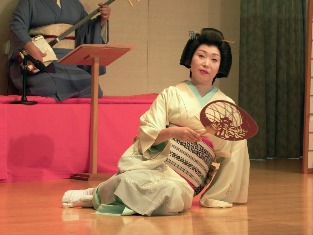 Awara Geigi, cô Shiori, nhảy múa 'Miyakodori (mòng biển đầu đen)'. Cô ấy trong vai một người phụ nữ khao khát người yêu của mình