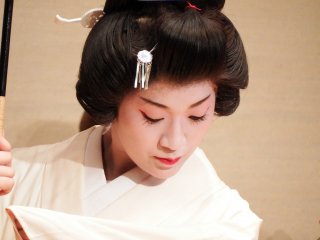 Yamanaka Geigi, Ms. Konoha, performing &#39;Kishino Yanagi (Willow Tree on Riverbank) elegantly