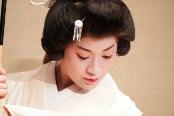 <p>Yamanaka Geigi, Ms. Konoha, performing &#39;Kishino Yanagi (Willow Tree on Riverbank) elegantly</p>