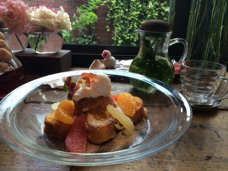 <p>The flower french-toast is one of the recommended menu in this tea house.They put some flowers on the top.</p>