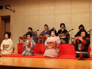 日本の古典芸能であり大衆芸能の小唄、長唄が披露される