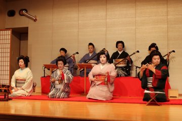 日本の古典芸能であり大衆芸能の小唄、長唄が披露される