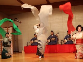 長唄「さらし」。京都祗園の芸妓の踊りは一畳踊りと呼ばれる動きの小さな踊りである。それに対し、芦原芸妓の踊りは動きがダイナミックなものが多い。