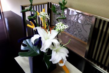 <p>Pretty flowers decorating a corner of the hotel</p>
