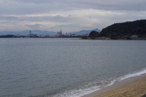Tháp Fukuoka có thể được nhìn thấy trên vịnh thông qua các cửa sổ lớn