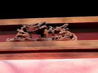 Một con rồng gỗ được chạm khắc trên cánh cổng