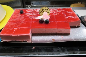 <p>A delicious strawberry cake for any strawberry lover</p>