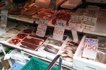 <p>Fresh fish and seafood takes up a large part of the market. It might be sliced, it might be whole, but you&#39;re guaranteed to find some weird and wonderful things!</p>