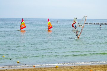 <p>Several windsurfers practicing their manoeuvres along the surprisingly pleasant Yugahama Beach</p>