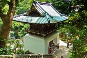A view of the main gate from the top of the staircase near Enoshima Shrine