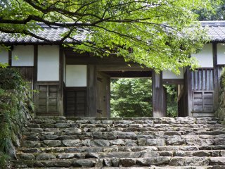 Nagayamon là một chiếc cổng được xây cạnh vườn mận (ume), dọc theo đường đi xe ngựa