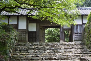 นะกะยะมอน (Nagayamon) เป็นประตูหลักที่สร้างขึ้นใกล้ๆ กับสวนพลัม 