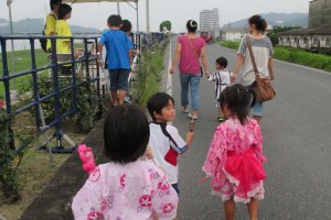 Excited children wear yukata&nbsp;for the show