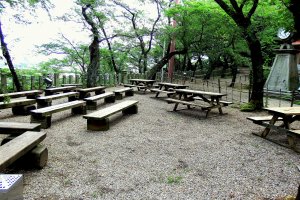 金ヶ崎宮の鳥居をくぐるとベンチが置かれた広場に出る。ここからは敦賀港と広大な日本海が眺望できる