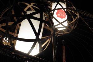 Des lanternes plac&eacute;es dans des cages en bambou &agrave;&nbsp;Asajigahara