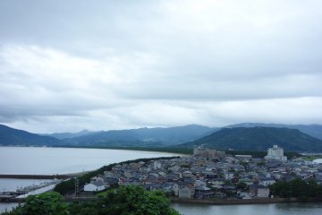 <p>จากปราสาท Karatsu สามารถเห็นป่าสน Nijinomatsubara จากอีกมุมหนึ่ง และเห็นเขา Kagami ที่เราปีนด้วย</p>