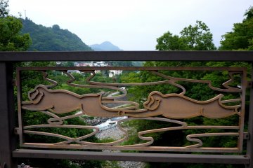 <p>The modern road bridge nearby has a monkey motif that references the legend of the bridge&#39;s inspiration</p>