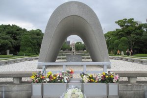 The cenotaph for the A-bomb victims. A chest holds a registry of &nbsp;victims who have passed. The Peace Flame and the A-bomb Dome can be seen through it.