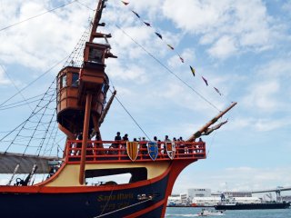 เรือสำราญSanta Maria ให้บริการเดินเรือรอบอ่าวโอซาก้า ที่จะทำให้คุณเพลิดเพลินกับบรรยากาศริมน้ำตลอด 45 นาทีบนเรือลำนี้