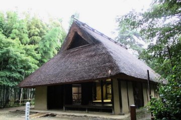 <p>This house from the Nose region of Osaka has two rooms, one of which has a tatami floor and the other has an earthen floor</p>