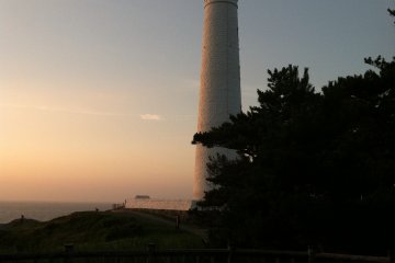 <p>There are benches and tables around the lighthouse for those wanting to sit and eat</p>